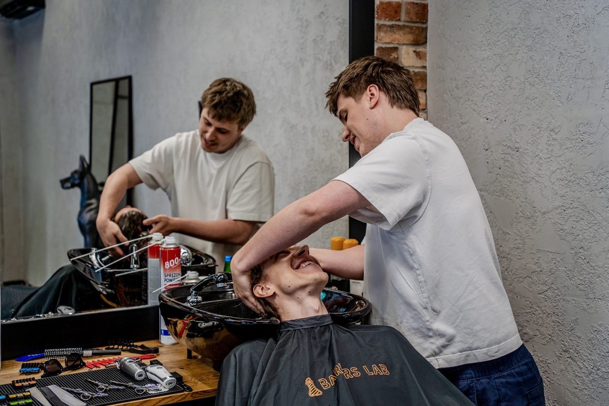 Barbers Lab - Mycie głowy przed strzyżeniem