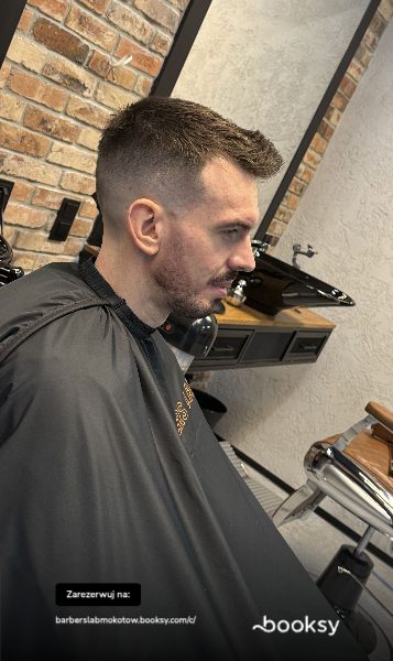 Barbers Lab - Postawiona krótka góra, skin fade i pełna broda
