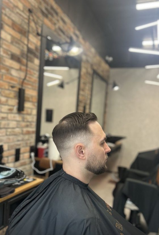 Barbers Lab - Zaczesana góra, low fade i pełna broda