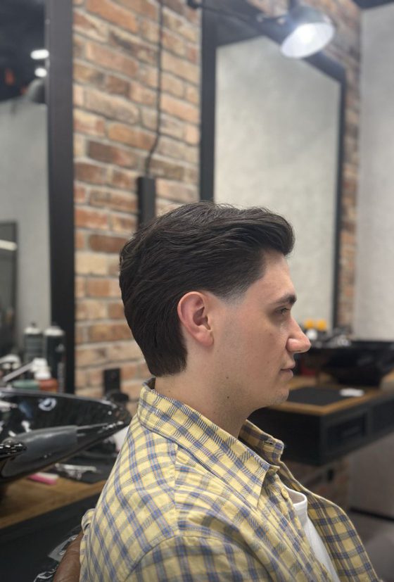 Barbers Lab - Dłuższa góra zaczesana do tyłu, wycieniowane boki