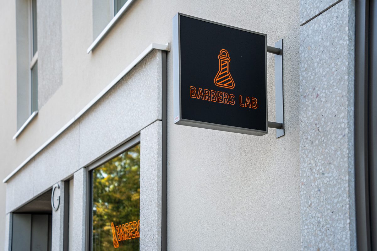 Barbers Lab - Szyld salonu przy Wołoskiej 3