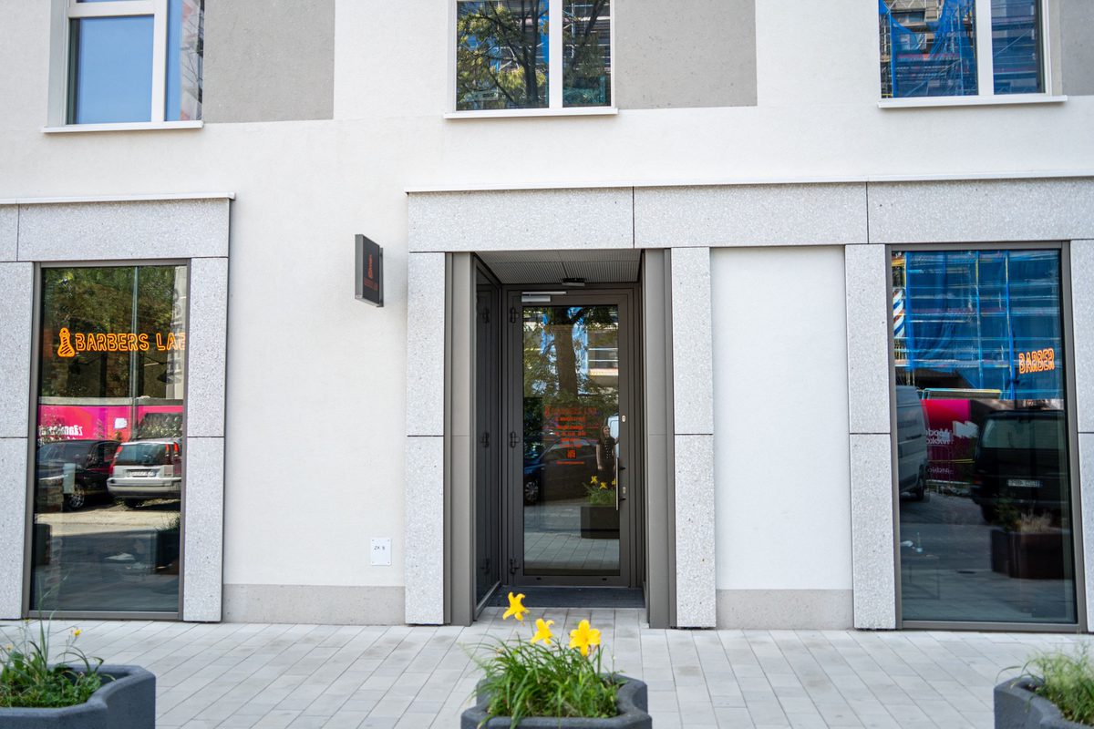 Barbers Lab - Wejście do salonu od ulicy Wołoskiej